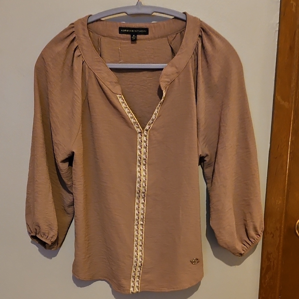 ❄️ 5/$5 ❄️ Adrienne Vittadini Tan Blouse with Gold Trim